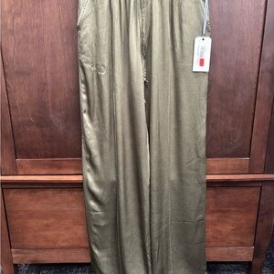 Elegant Olive Wide Leg Pants

Adjustable draw string waist
Full length pant